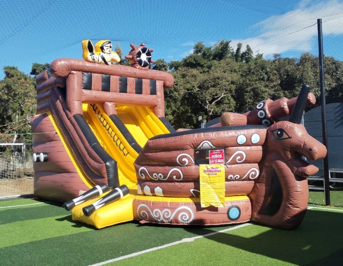 Inflable con diseño de barco pirata