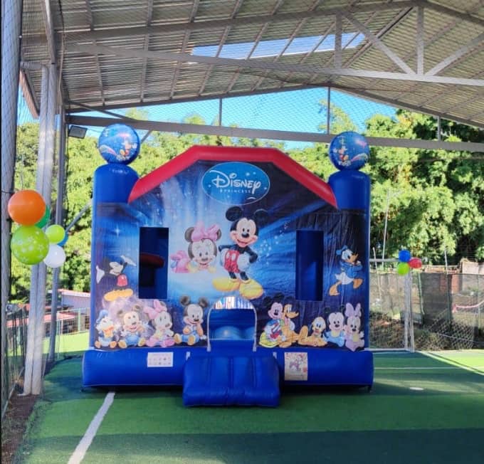 Casita inflable con figuras de Disney
