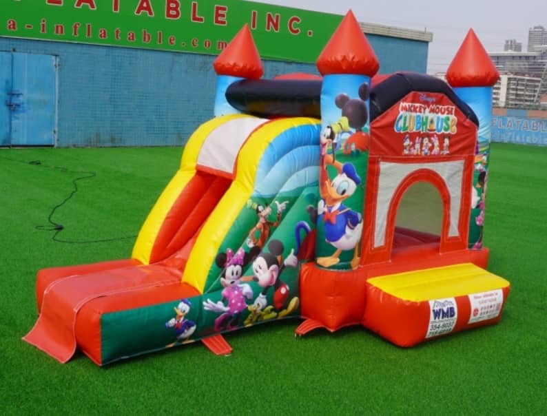 Castillo inflable rojo con temática Disney
