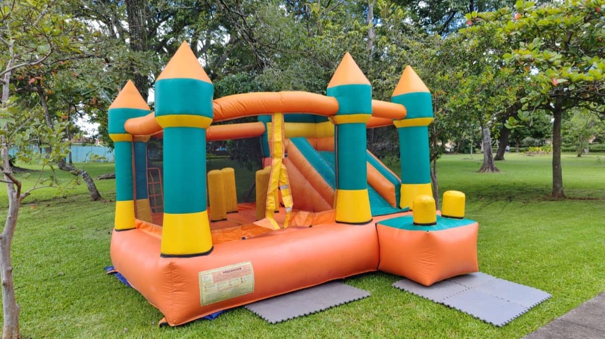 Castillo inflable naranja