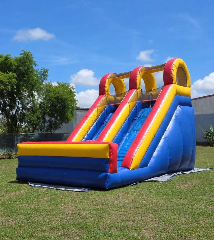 Tobogán inflable azul gigante