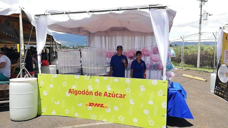 Carrito de algodón de azúcar en un evento de empresa